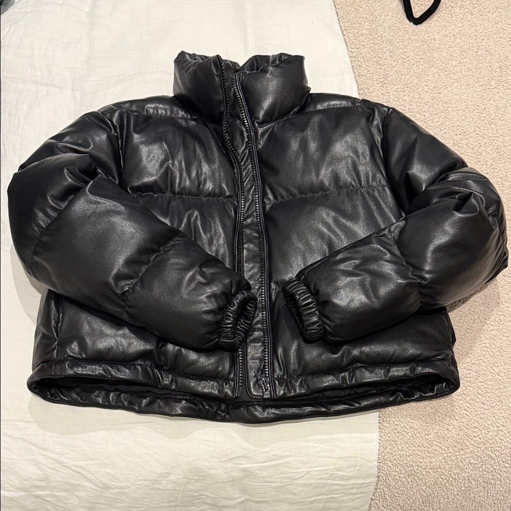 Aritzia - Women’s Wilfred Faux Leather Cropped Puffer Jacket